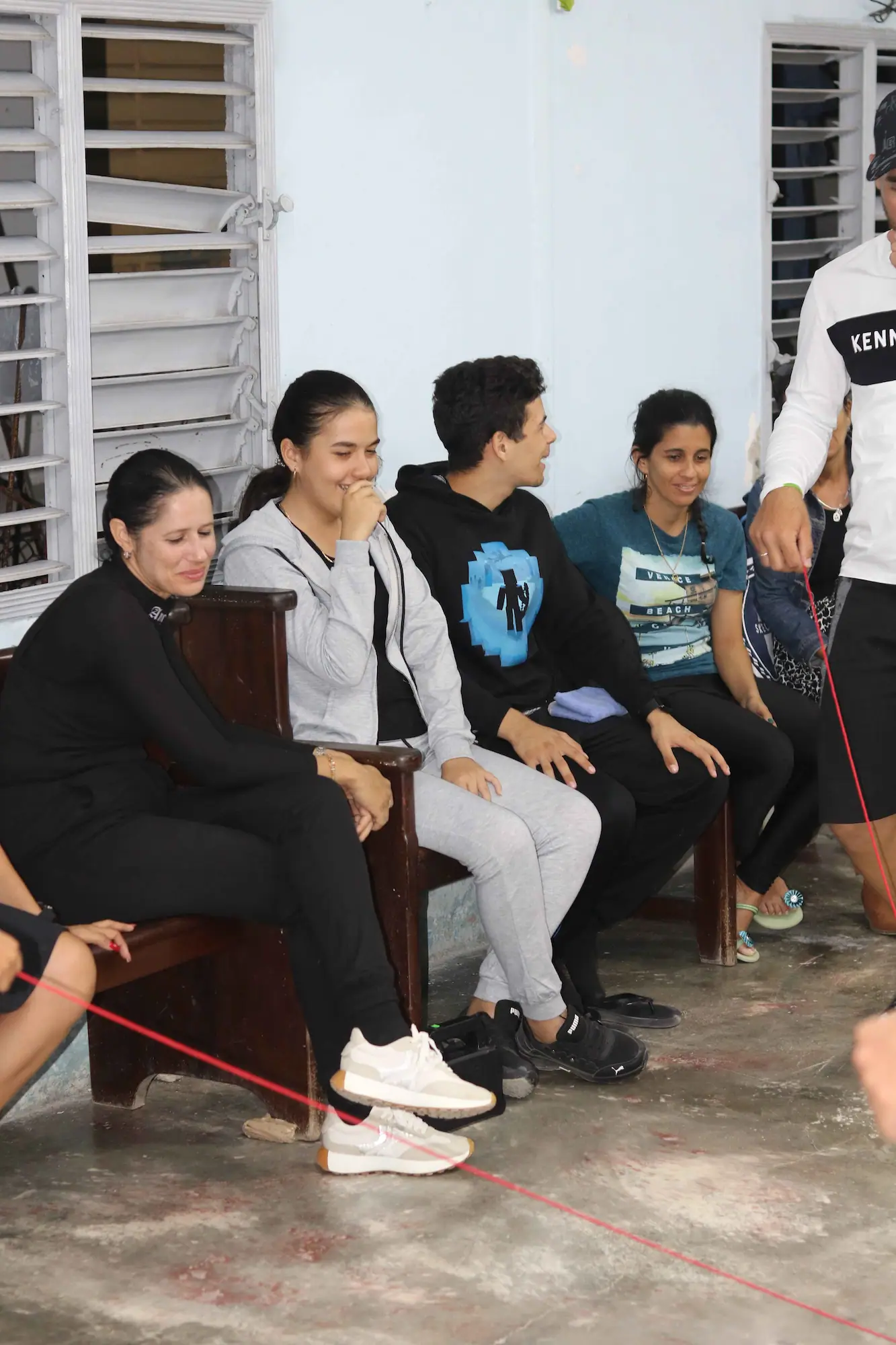 Jóvenes de Calvary Caibarién riendo juntos durante un descanso del estudio bíblico