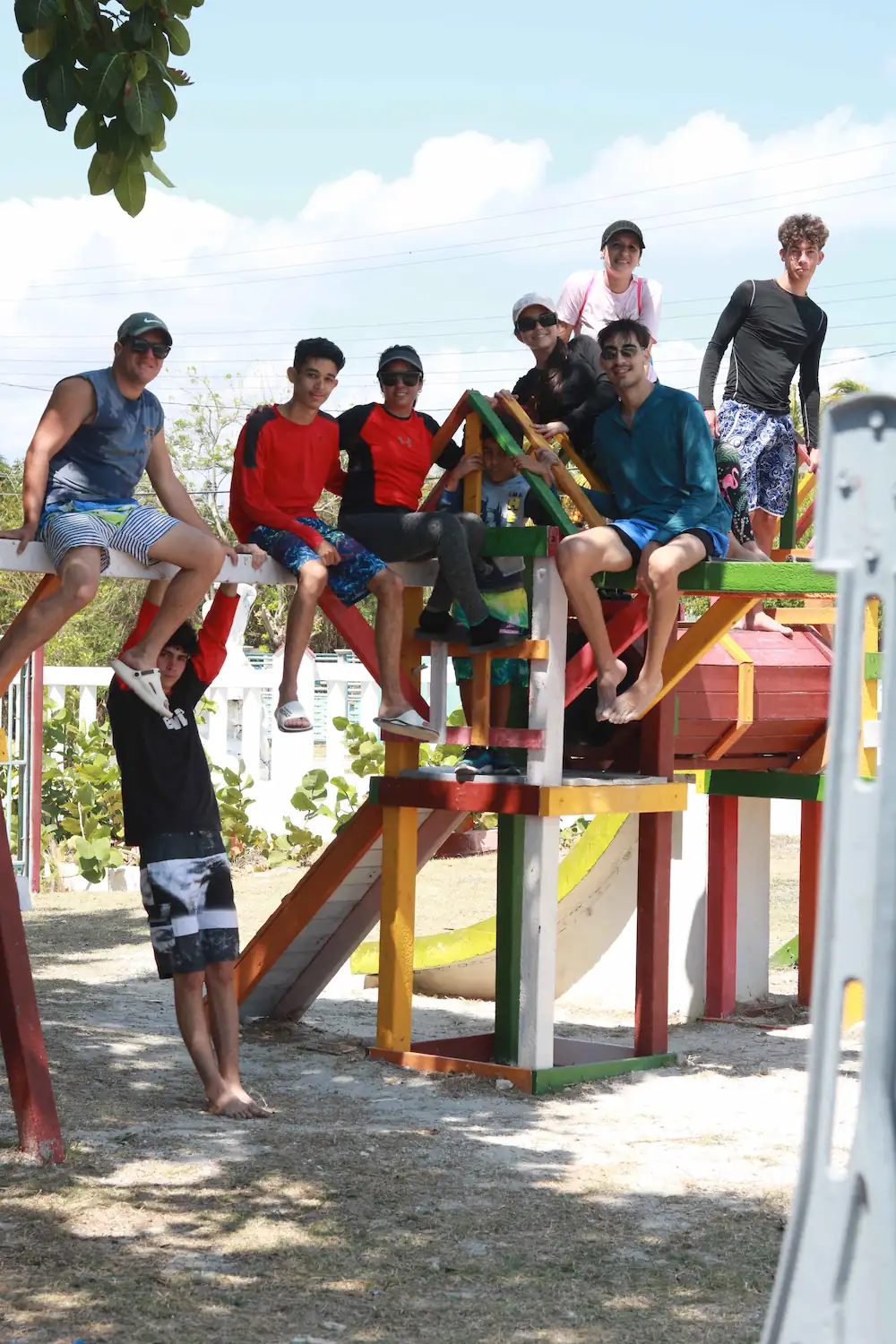 Jóvenes de Calvary Caibarién compartiendo un día de playa y compañerismo en Caibarién