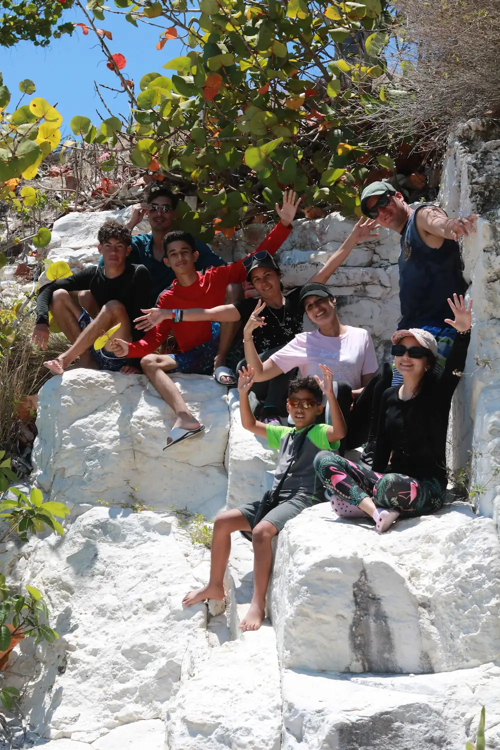 Grupo de jóvenes participando en juegos de playa durante nuestro retiro juvenil anual
